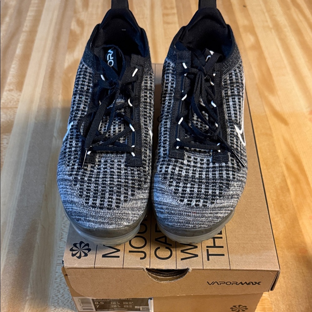 Nike vapormax Black and White Knit Running Sneakers